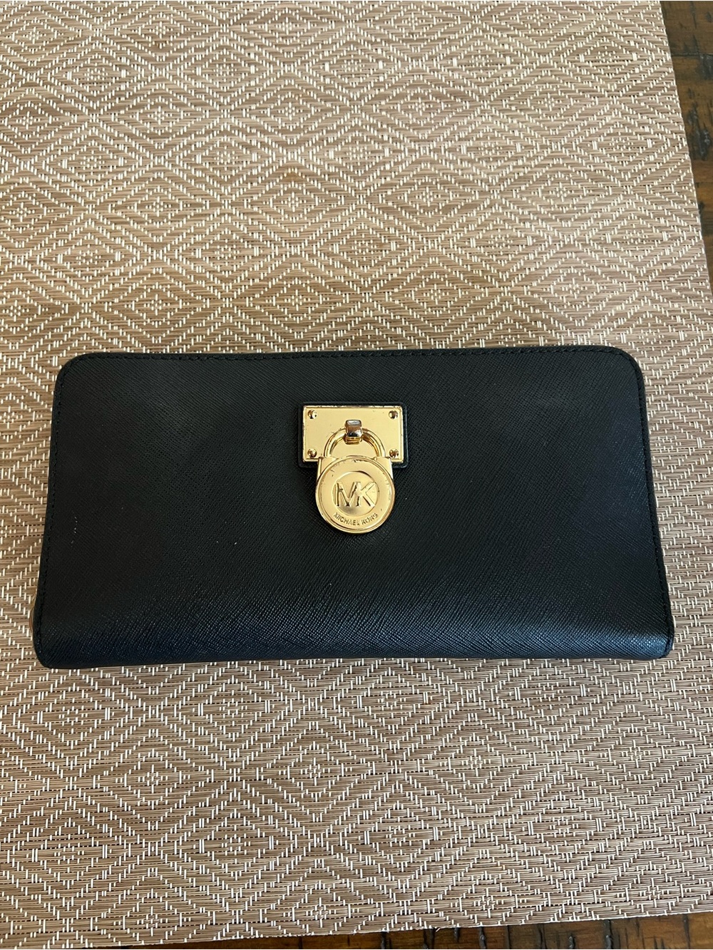 Michael Kors Hamilton Large
Leather Continental Wallet in Black
Leather gold